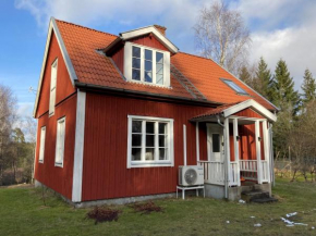 Cozy cottage with private location and nearby many lakes, Lidhult